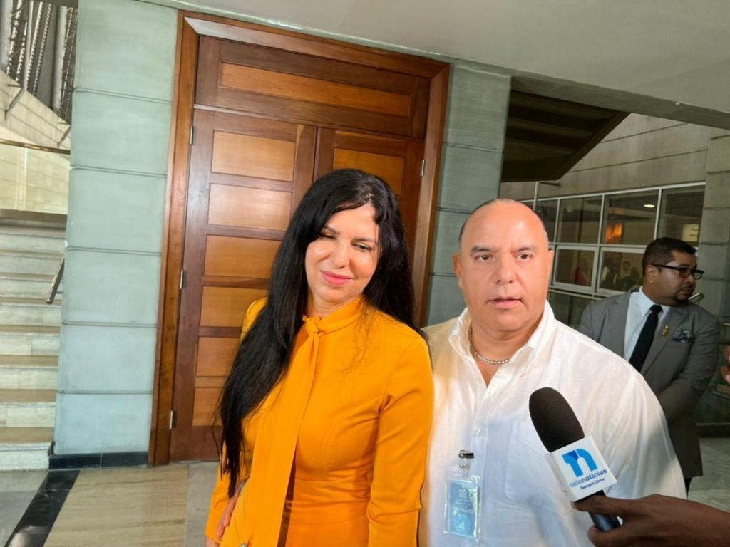 La diputada Pilarte y su esposo Micky López a su llegada a la SCJ