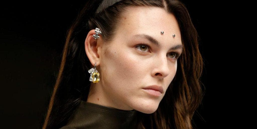 El piercing, de accesorio marginal a adorno en la alta moda