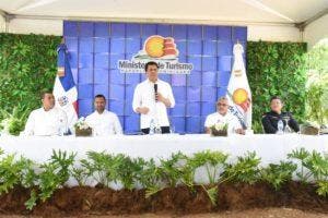 Ministro de Turismo deja iniciados trabajos en vías de Las Terrenas