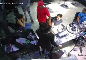 Asaltan salón de belleza y golpean a su dueña