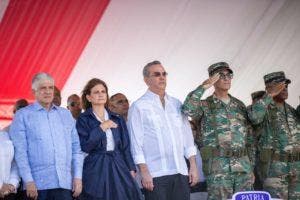Abinader encabeza desfile militar por 160 aniversarios Restauración