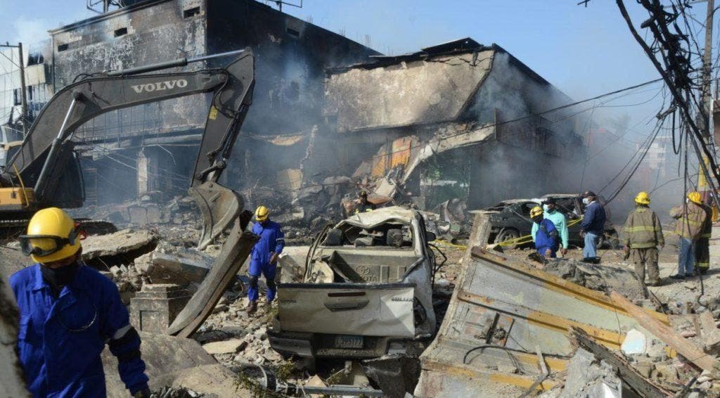 Miembros de las unidades de rescate trabajan en la remoción de los escombros dejados por la explosión en San Cristóbal