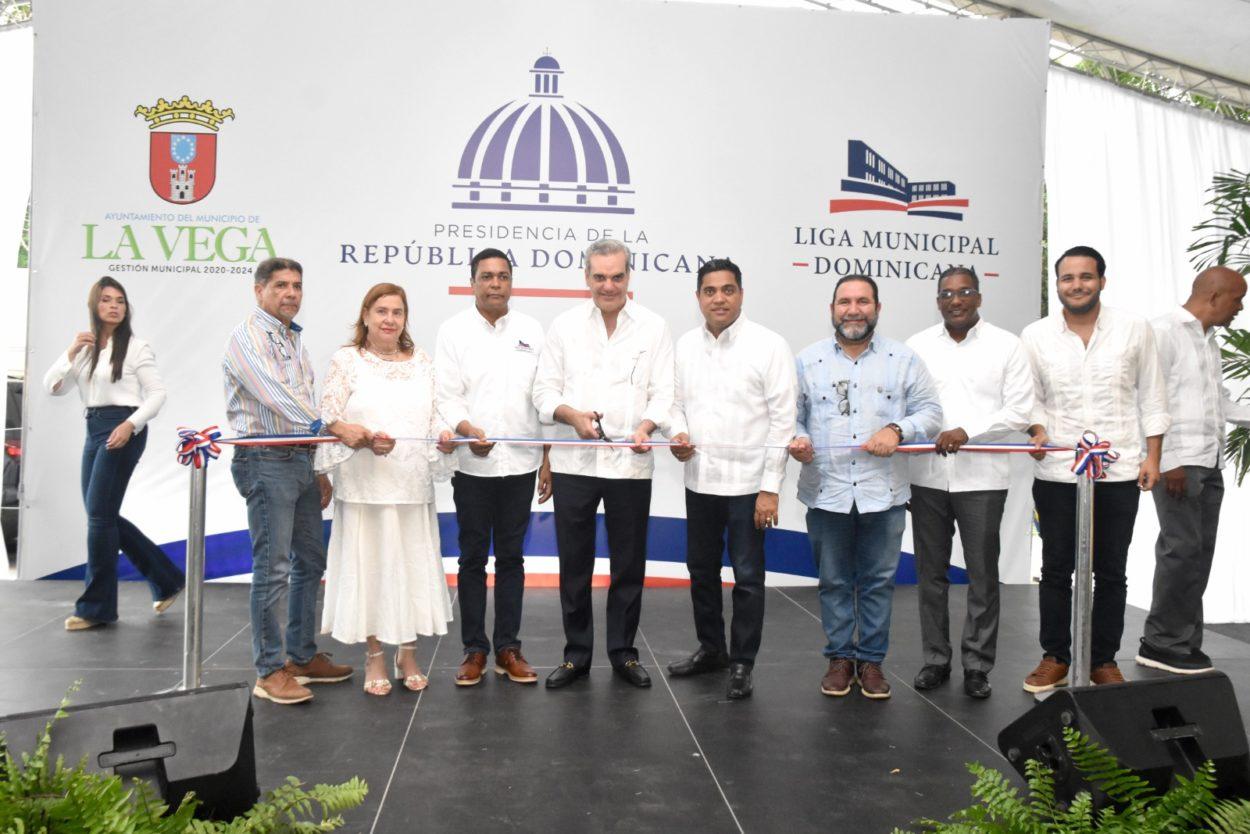 Abinader y Alcaldía Vegana inauguran obras por RD$150 millones