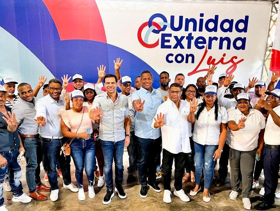Roberto Ángel junto a los expeledeístas que pasaron a apoyar la reelección del presidente Luis Abinader
