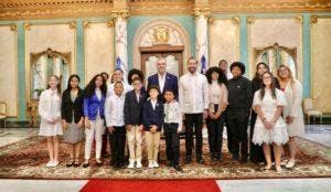 Abinader recibe estudiantes meritorios