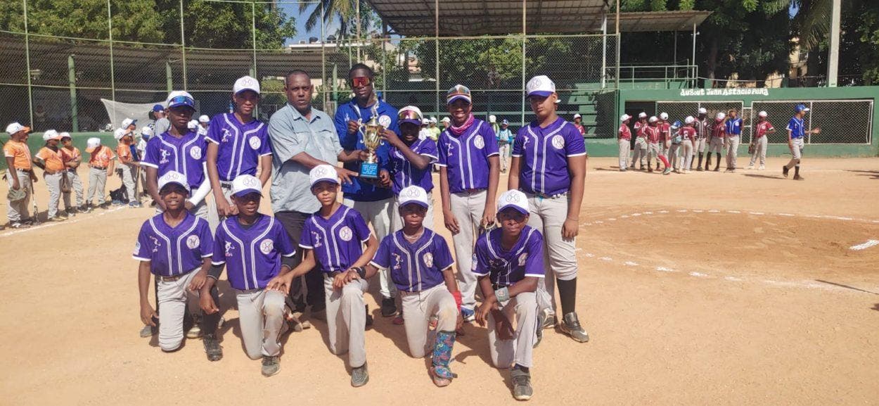 Estrellas de Franklin Mirabal ganan torneo de béisbol, en categoría 11-12