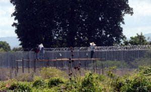 Primera etapa del muro fronterizo está casi lista a pesar de la crisis con Haití