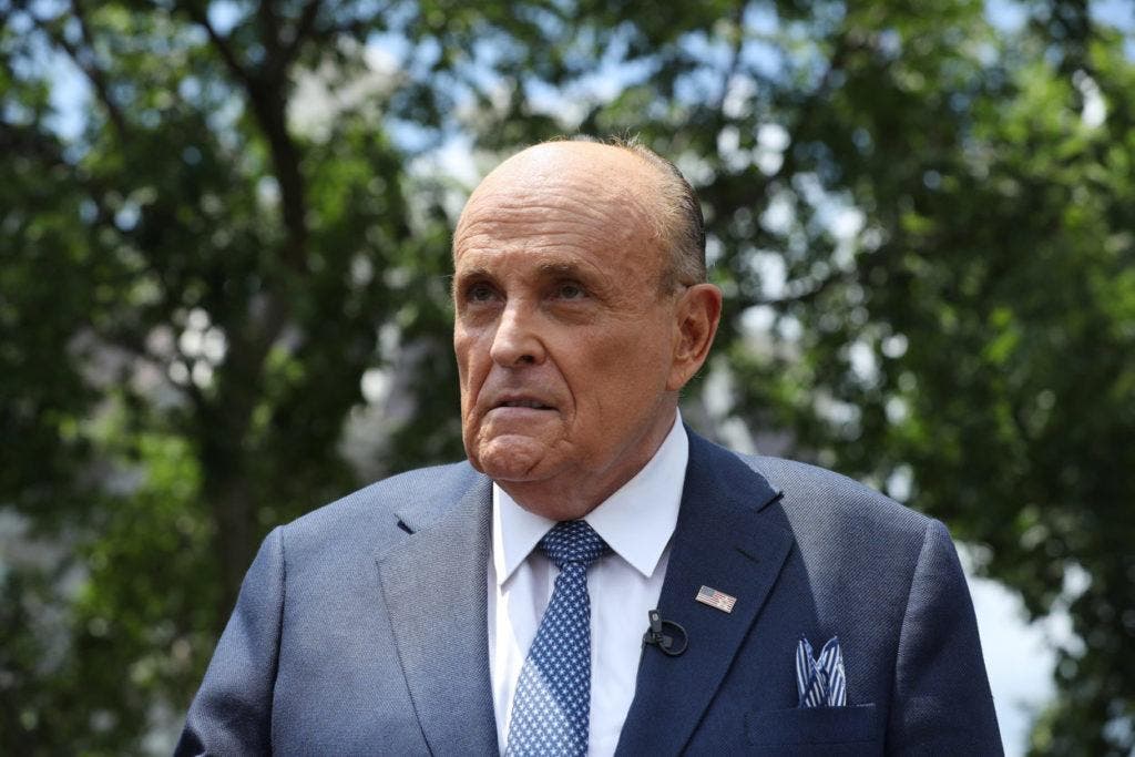 Hijo de Biden demanda a Rudy Giuliani por difamarlo con información jaqueada