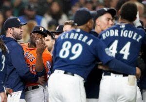 Neris le grita a J-Rod después de ponche