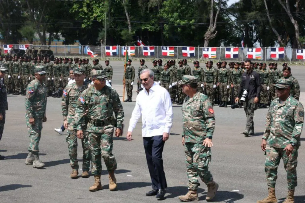 El presidente Luis Abinader camina junto a militares en el Campamento 16 de Agosto./Foto José de León
