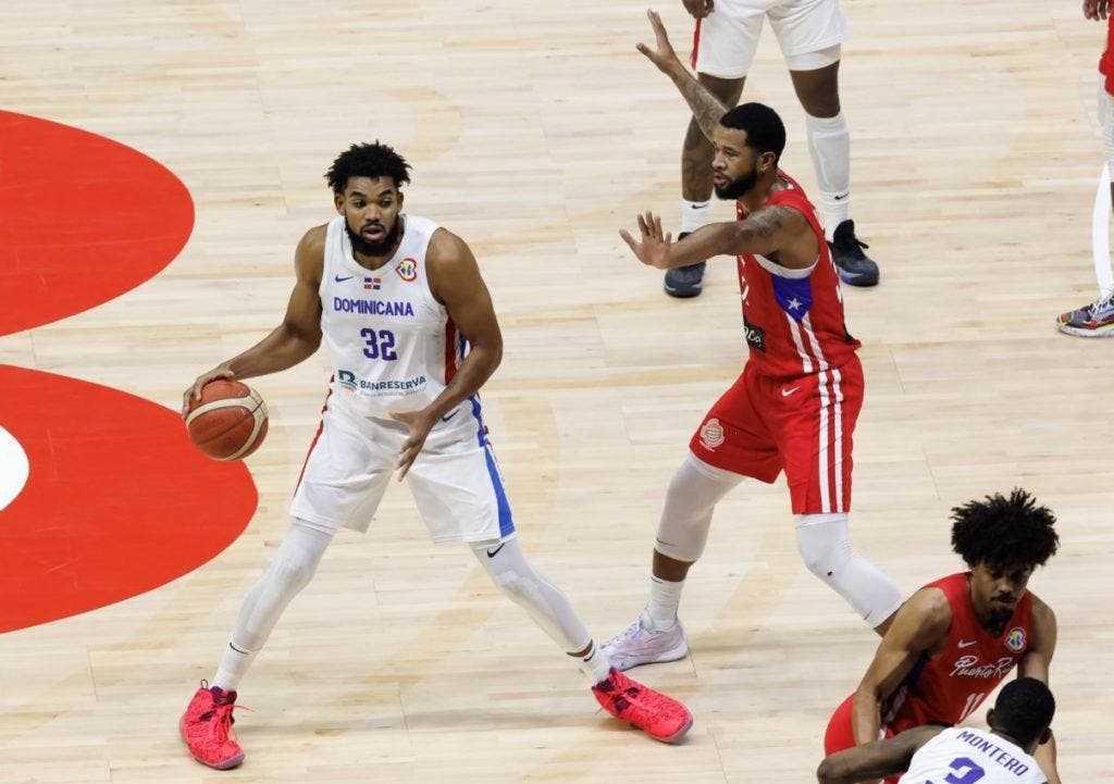 Manila (Filipinas), 01/09/2023.- Karl-Anthony Towns de República Dominicana (L) en acción contra Christopher Ortiz de Puerto Rico (R) durante el partido de segunda ronda de la Copa Mundial de Baloncesto FIBA ​​2023 entre República Dominicana y Puerto Rico en El Coliseo Araneta de Manila (Filipinas), 1 de septiembre de 2023. (Baloncesto, República Dominicana, Filipinas) EFE/EPA/ROLEX DELA PENA