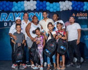 Raymond Rodríguez entrega útiles escolares a niños en diversos barrios
