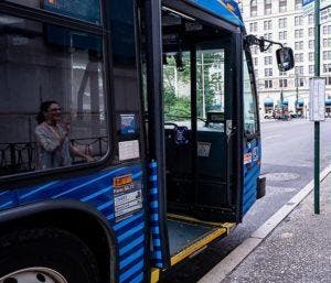 Inicia en NYC programa de autobuses públicos gratis para pasajeros