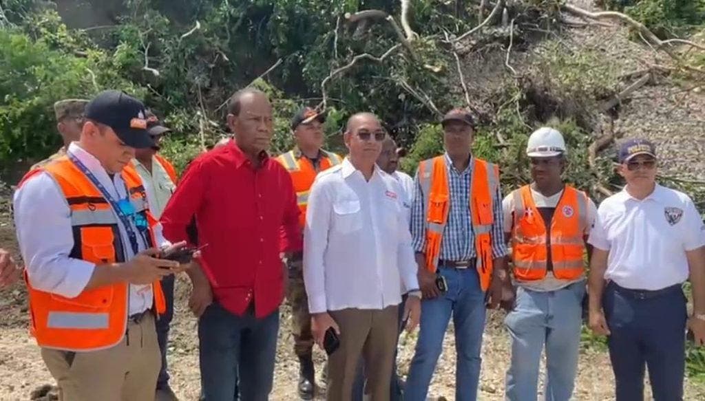 Realizan trabajos habilitar zonas afectadas por derrumbe carretera Barahona-Enriquillo