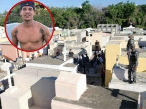Sepultan restos de «Alex Prat» en medio de estricta medida de seguridad