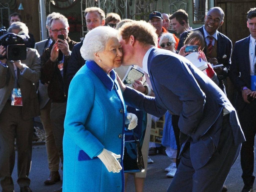 El príncipe Enrique visita la capilla en Windsor donde está enterrada Isabel II