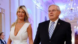 Nueva York acusa de cuantiosos sobornos al senador Bob Menéndez y a su esposa