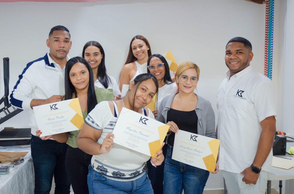 Jóvenes participan en taller de sublimación