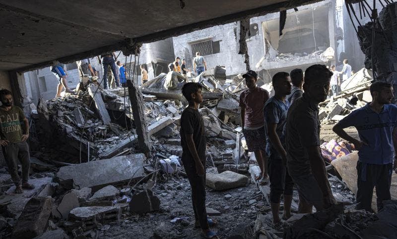 Palestinos hacen fila para comprar comida ante una posible invasión terrestre