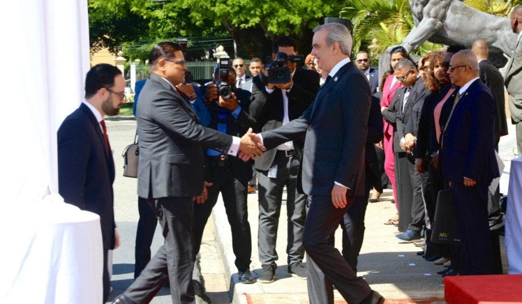 El presidente Luis Abinader saluda   esta mañana en la explanada del Palacio Nacional  con su homólogo de la República de  Surinam, Chandrikapersad Santokhi, quien está de visita oficial en el país. El mandatario extranjero fue recibido con honores militares,  participó en una reunión conjunta de técnicos de ambos países y luego estuvo en un almuerzo que le ofreció el gobernante dominicano.
