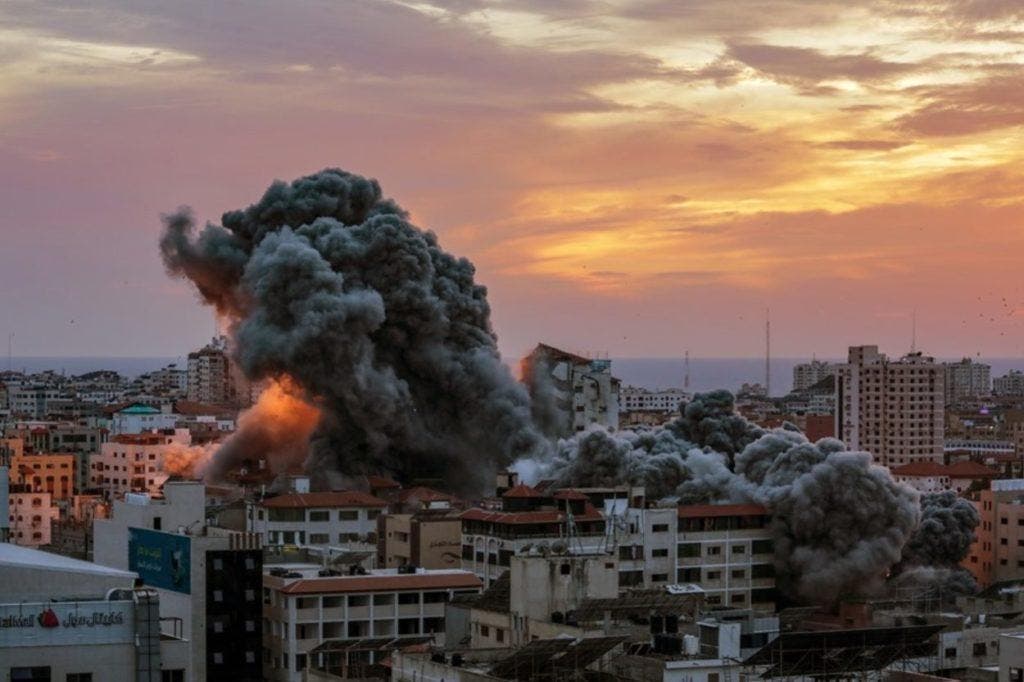 El humo se eleva después de que aviones israelíes atacaran la torre Palestina en Gaza. La Iglesia Católica advierte sobre los conflictos armadas que podrían llevar el mundo al abismo./AP