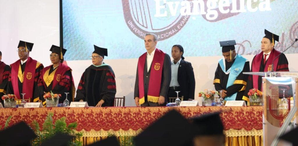El presidente Luis Abinader y autoridades de la UNEV en el acto de graduación.
jose de leon