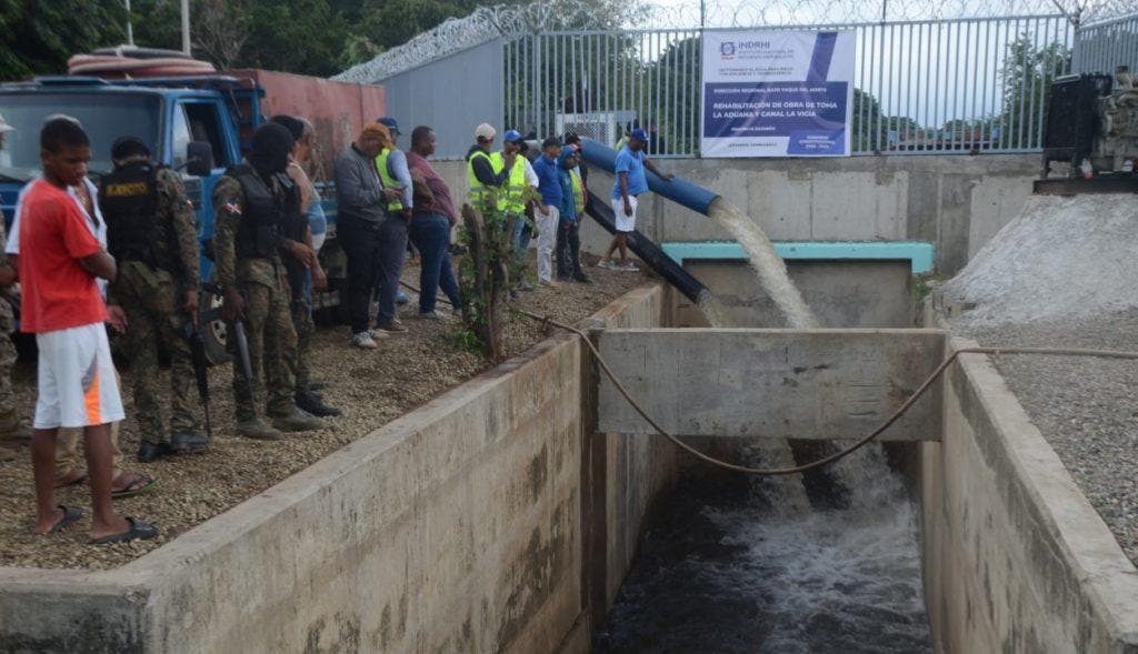 Agua cayendo al canal de La Vigía