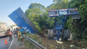 Accidente: Patana y jeepeta se deslizan por barranco en autopista Duarte