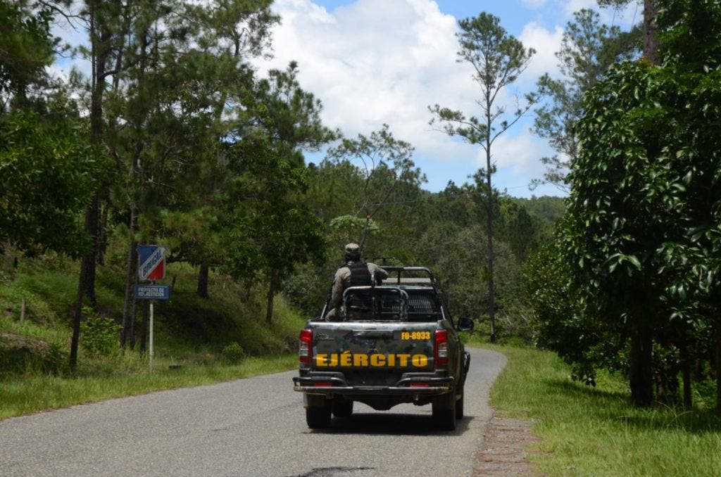 Extrema vigilancia en toda la carretera Restauración en la zona fronteriza, camionetas y motores patrullan el área. Jorge González