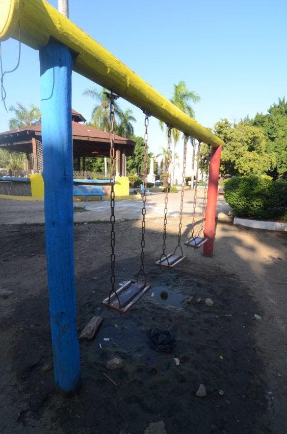 Los juegos infantiles en el parque están deteriorado