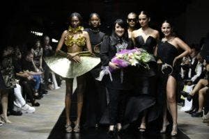 Elegancia en negro en “Noir” de Giannina Azar