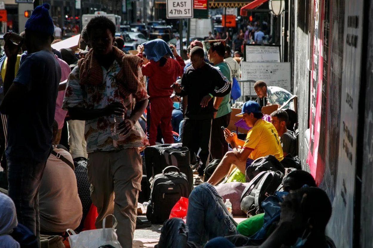 Alcalde de NY dice en México que llegada de migrantes ha “desbordado” la ciudad
