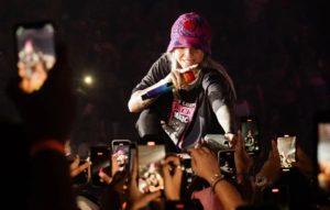 Young Miko sale airosa en primer concierto en RD