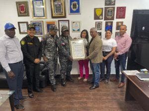 Entregan otro reconocimiento al coronel Sención de la Cruz en Baní