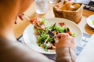 Una dieta sana en la mediana edad previene deterioro cognitivo en la vejez