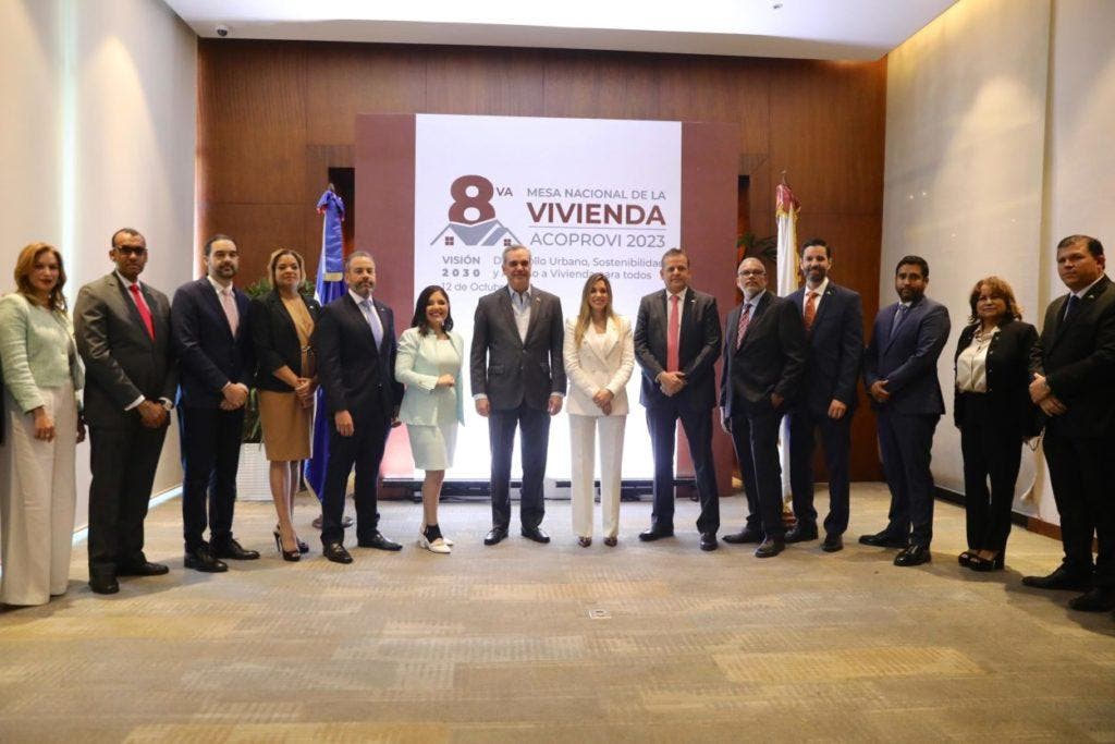El presidente Luis Abinader junto a directivos de la Asociación Dominicana de Constructores y Promotores de Viviendas (ACOPROVI), en la apertura de la octava edición de la Mesa de la Vivienda que organizó la entidad.