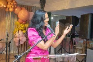 Comunicadora Grace Reyes lanza movimiento «Mujeres en Pie»