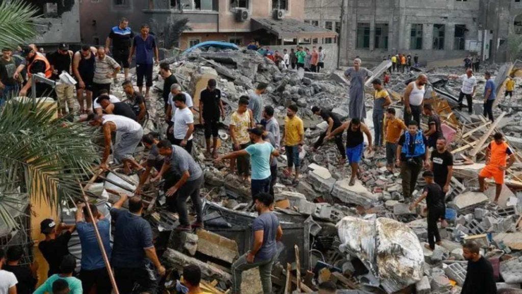 Suben a 2.450 muertos por bombardeos israelíes en Gaza, superando saldo guerra 2014