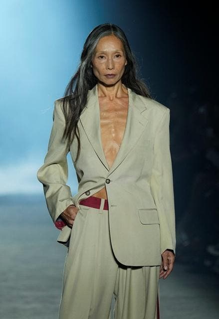 Yuri Fukuhara, la modelo de 55 años que desfila en la 080 Barcelona Fashion