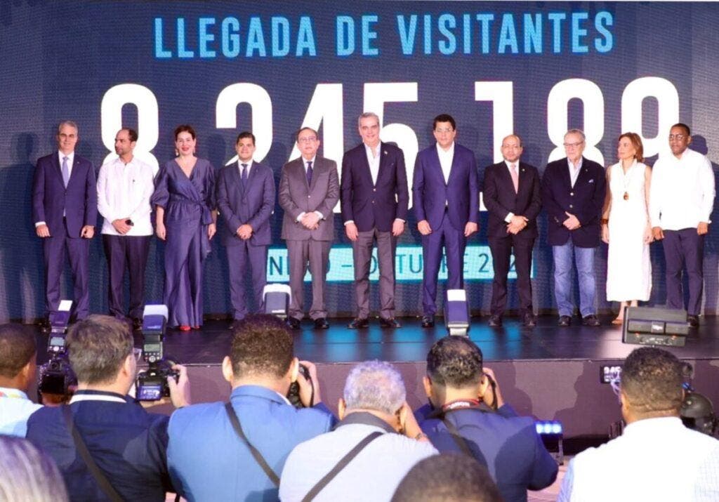 El presidente Luis Abinader encabezó hoy en el hotel Intercontinental el acto de inicio de una campaña para lograr la llegada de 10 millones de turistas al país. El ministro de Turismo, David Collado, presentó los resultados del sector en lo que va de año. La actividad contó con la presencia del gobernador del Banco Central, Héctor Valdez Albizu, así como de otros funcionarios y destacados empresarios turísticos.