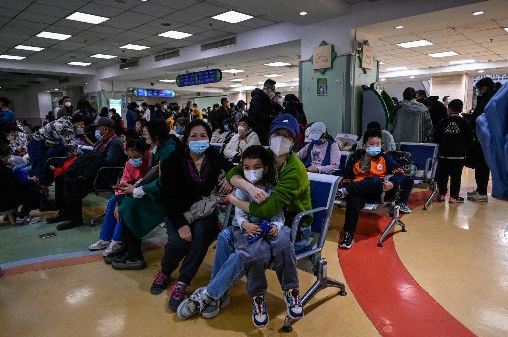 China aumentará las clínicas para tratar fiebre por brote de infecciones respiratorias