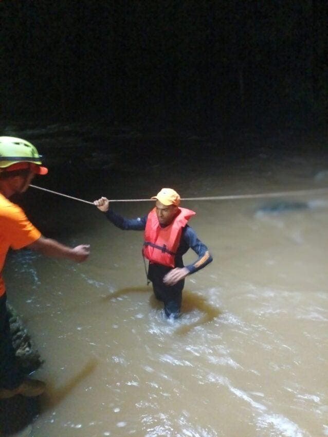 Personal de la Defensa Civil cuando realizaba las labores de rescate de las personas afectadas por la crecida del río Fula, en Bonao.