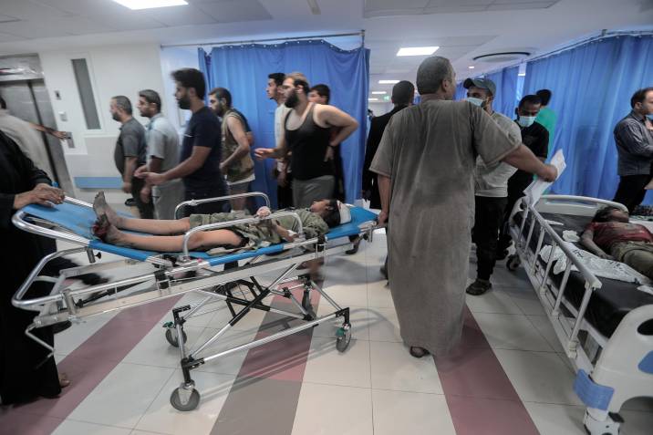 Cientos de palestinos al filo de la muerte en los 2 hospitales que quedan en norte de Gaza