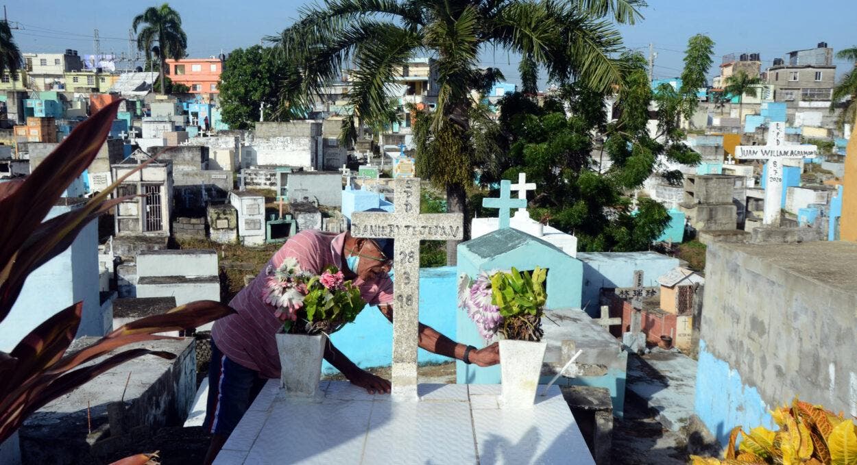 Parientes de difuntos copan cementerios DN