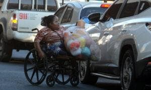 Dahiana Faña, ceñida a una silla de ruedas y esquivando autos, se gana la vida