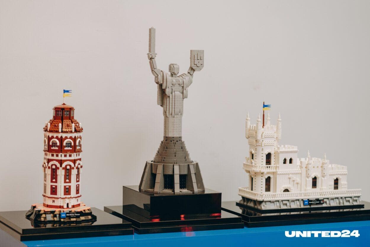 Sortean monumentos ucranianos hechos con Lego para contribuir a la reconstrucción del país