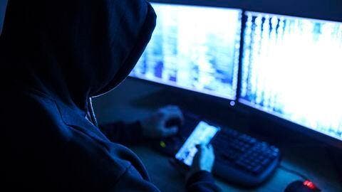 Criminales usan la IA para extorsionar familias de migrantes perdidos en la frontera
