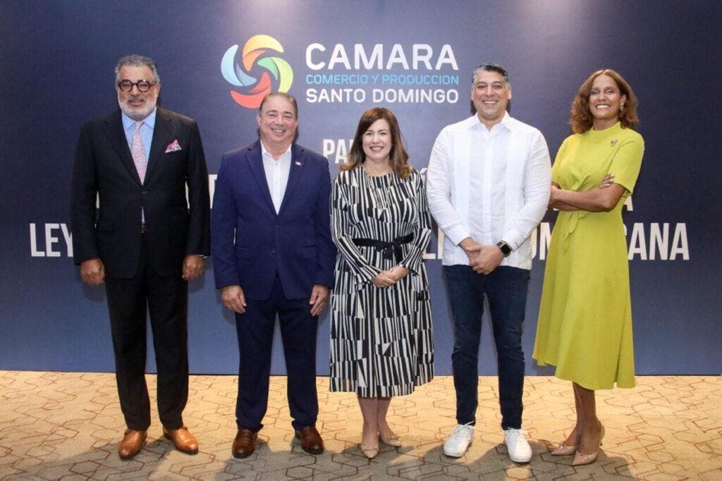 Cámara Comercio Santo Domingo organizó un panel de expertos para discutir la importancia de la nueva ley de Aviación Civil
