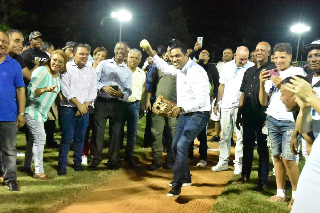 Kelvin Cruz inaugura complejo deportivo en El Pino, La Vega