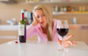 ¿Por qué algunas personas tienen dolor de cabeza cuando beben vino tinto?
